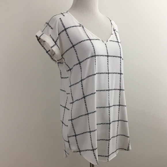 Express | Short Sleeve Blouse - Picture 2 of 8